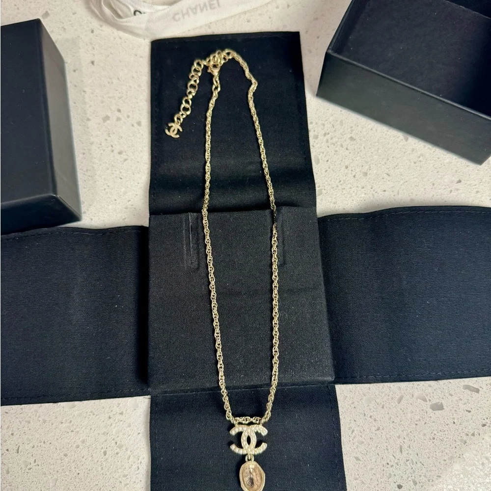 CHANEL▪️CC pearls and crystal Pendant necklace - Picture 4 of 5